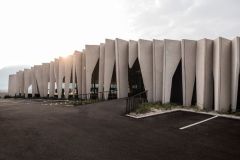 La facciata dell'enoteca (ph. Florian Andergassen)