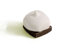 Fondente e meringa compongono Greenland, un bonbon che si scioglie in bocca ideato insieme a Oliviero Alotto