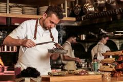 Lo-chef-Fatih-Tutak-nella-cucina-del-suo-ristorante-Turk