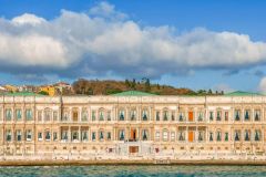 La-facciata-del-Ciragan-Palace-Kempinski-unico-palazzo-imperiale-ottomano-e-hotel-sulle-rive-europee-Bosforo