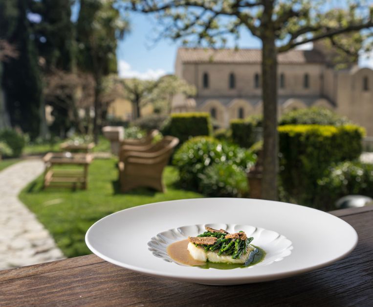 Trancio di rombo alla mugnaia, asparagi di mare e bottarga di tonno rosso di Cetara