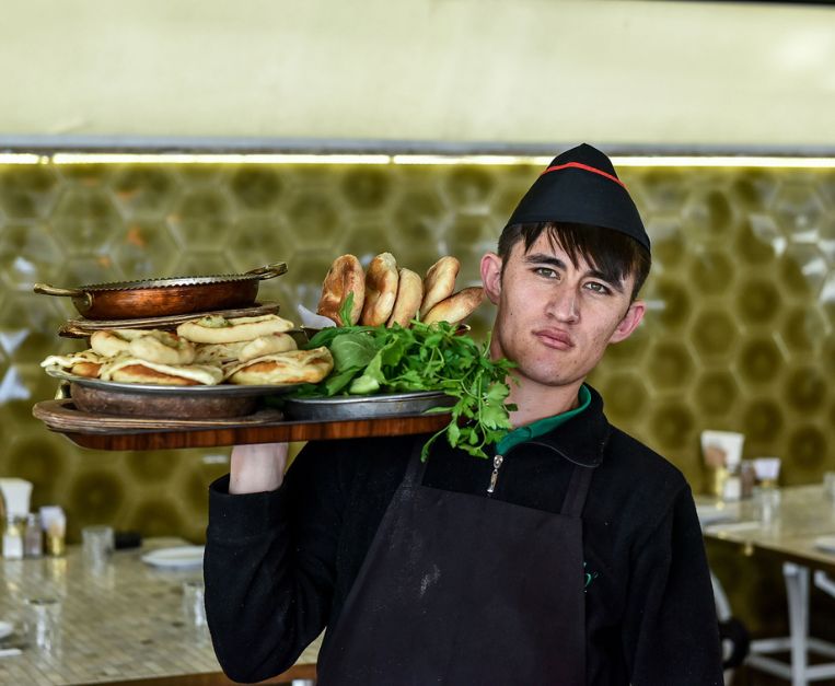 Ritratto di uno dei camerieri del Nezih Kebap Yuvalama durante il servizio della tipica colazione turca