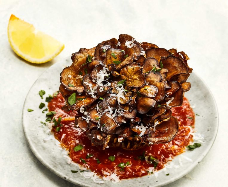 Funghi croccanti con salsa di pomodoro e parmigiano