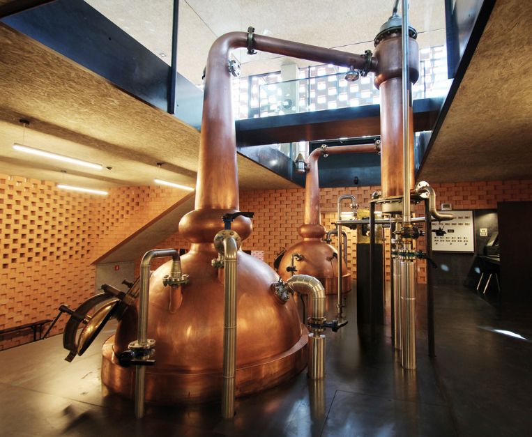 Gli impianti della distilleria Puni all’interno dello stabilimento in Val Venosta (BZ)