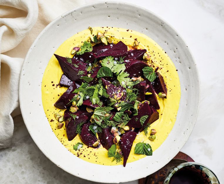 Barbabietole arrosto al vino rosso con salsa allo yogurt e tahina
