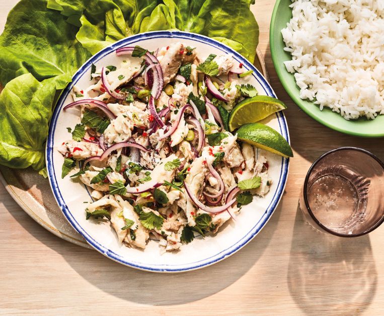 Insalata di pesce serra in stile thailandese