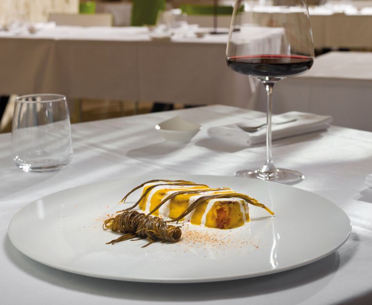 Punta di petto di vitello da latte con crema di carote di San Vito e zenzero, kefir di capra e agretti in scapece