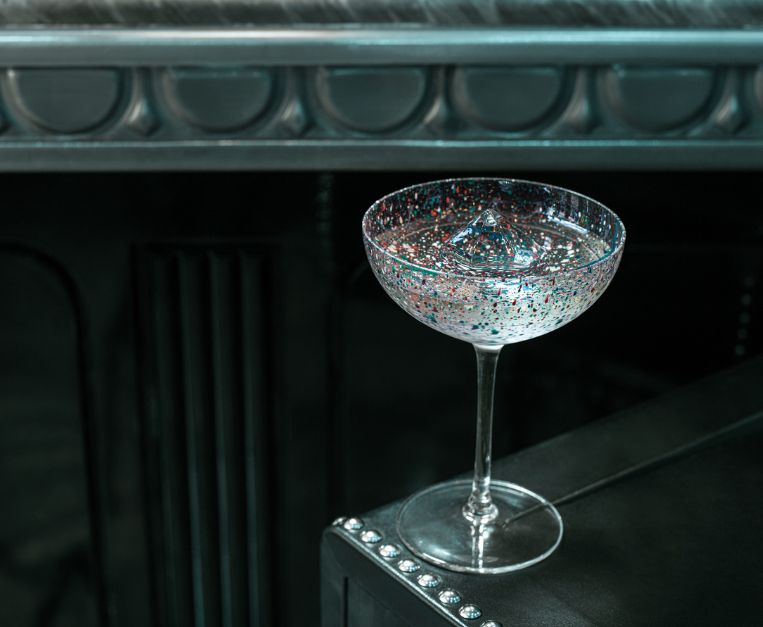 Number 11, il cocktail celebrativo degli undici anni del Connaught Martini dell'omonimo bar londinese, ispirato alle opere di Jackson Pollock.