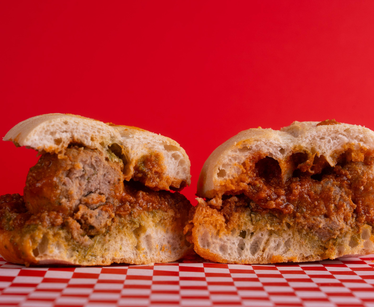 Panino con polpette al sugo