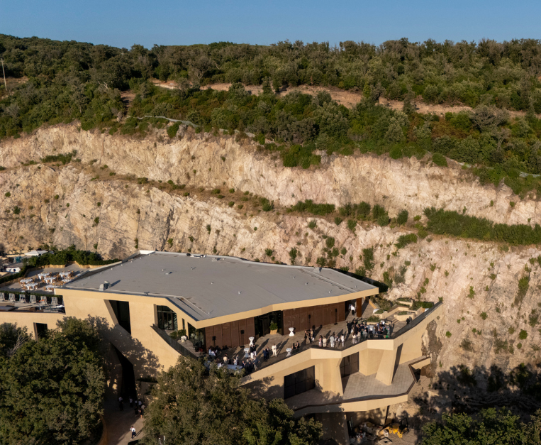 La nuova cantina scavata nella roccia vulcanica