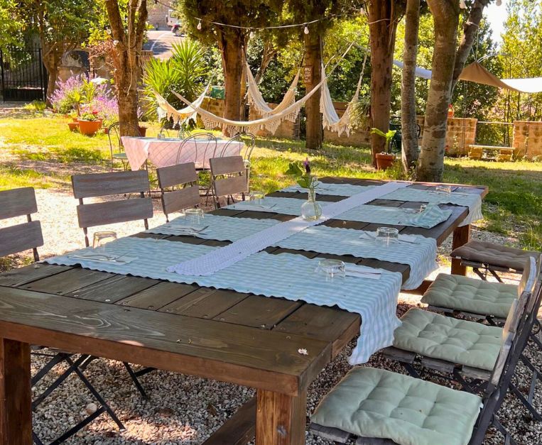uno dei tavoli all'aperto di Convivio Vegetariano