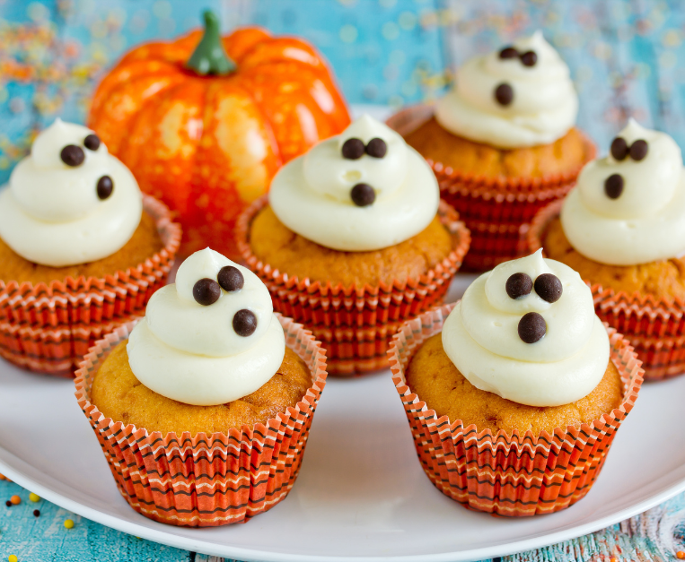 cupcake-di-zucca-con-fantasmini-di-cream-cheese