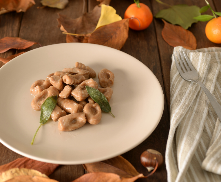 gnocchi-di-castagne-profumati-con-burro-aromatico-e-nocciole-tostate