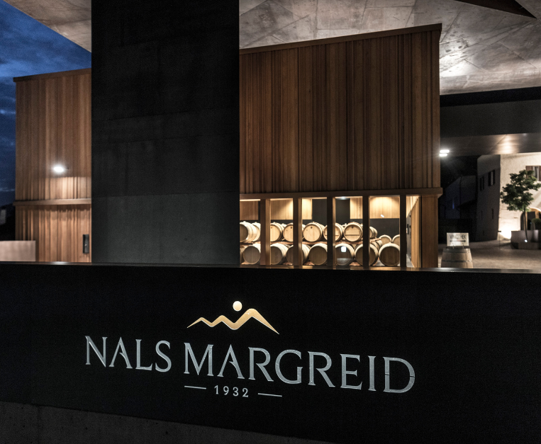 Gottfried Pollinger, while the winemaking management is entrusted to Harald Schraffl