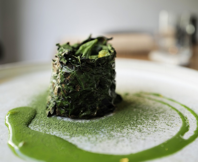 cavolo-nero-cagliata-morbida-vaccina-e-gremolata-di-bosco