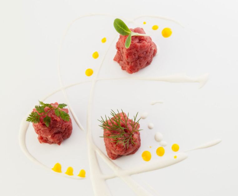 carne-cruda-con-salsa-al-parmigiano-e-tuorlo-duovo-di-antonino-cannavacciuolo