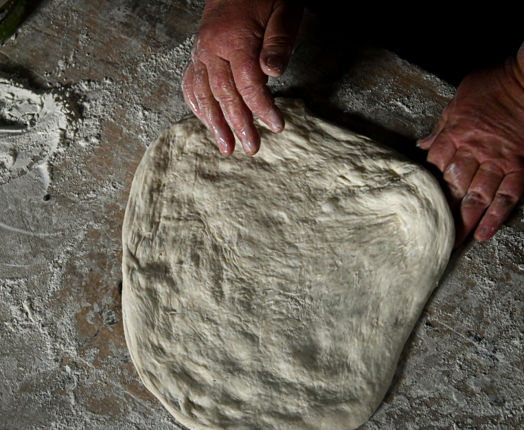 impasto-pizza-si-ritira-teglia-cause-soluzioni-perche