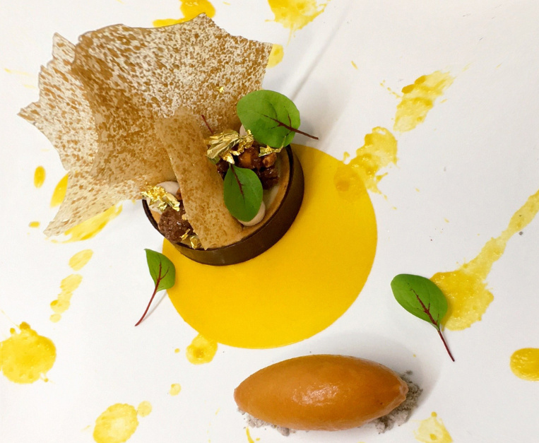 crostatina-allorzo-con-cremoso-al-muscovado-con-confettura-e-sorbetto-di-frutto-della-passione-e-pomodoro-piennolo