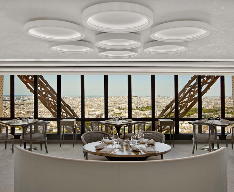 ristoranti-insoliti-michelin-mondo-esperienze-uniche-jules-verne-parigi