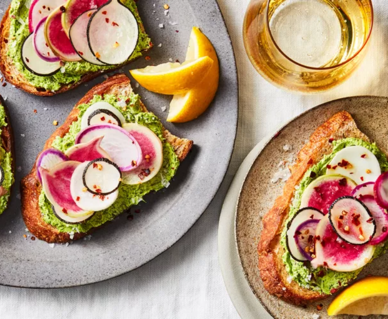 tartine-di-pasqua-con-ravanelli-rape-e-burro-alle-foglie