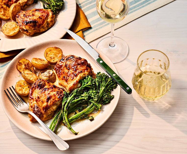 cosce-di-pollo-marinate-allo-yogurt-con-patate-e-broccoletti