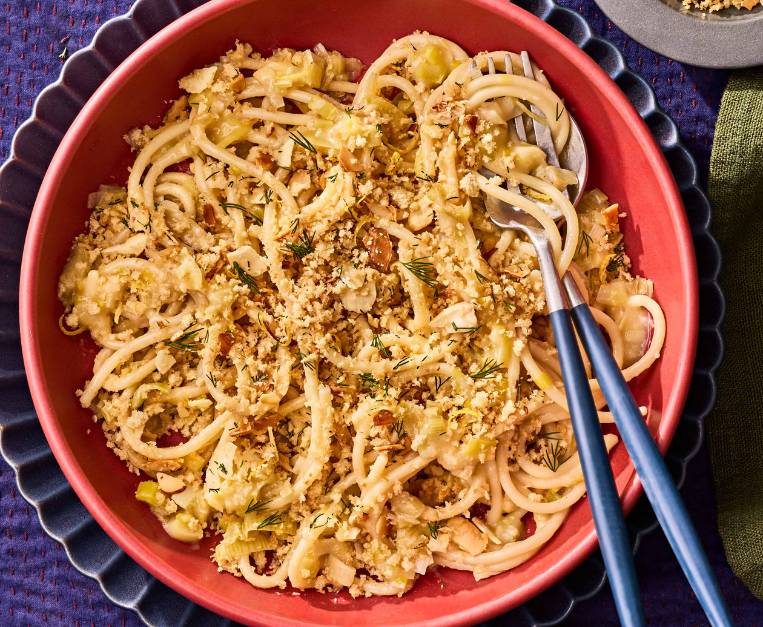 pasta-ai-porri-fondenti-con-panko-al-limone-e-aneto