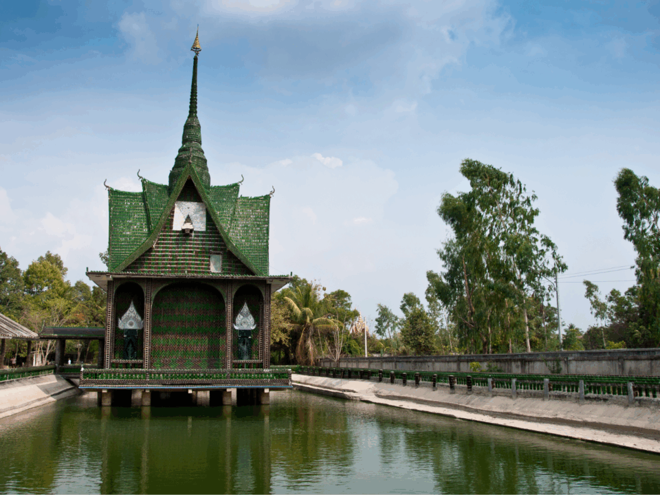 thailandia-tempio-bottiglie-birra-wat-pa-maha-chedi-kaew