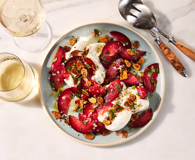 insalata-di-prugne-e-burrata-con-mandorle-speziate