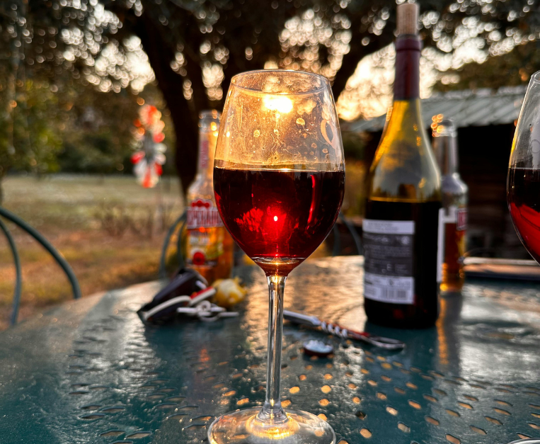vino-rosso-freddo-estate-come-servirlo