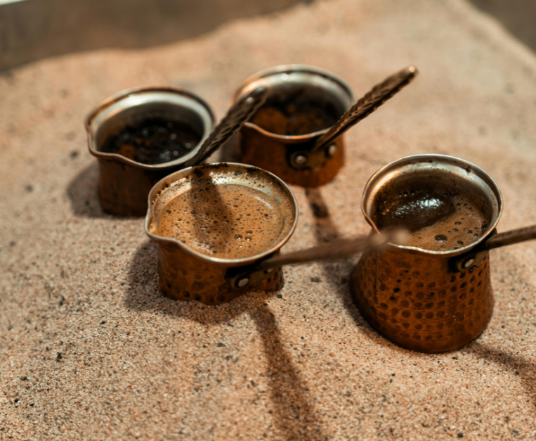 cucinare-sotto-la-sabbia-tecnica-deserto-caffe-turco