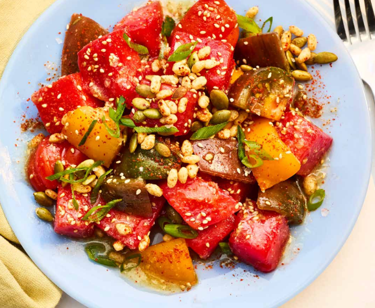 insalata-di-anguria-e-pomodori-con-dressing-sesamo-miso