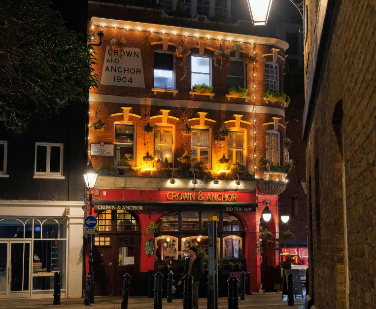 londra-pub-bere-in-piedi-westminster-polemica