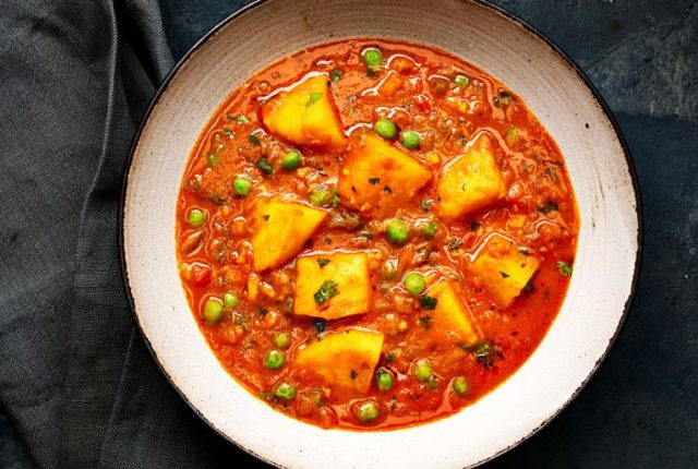 Aloo matar (curry indiano di patate e piselli)
