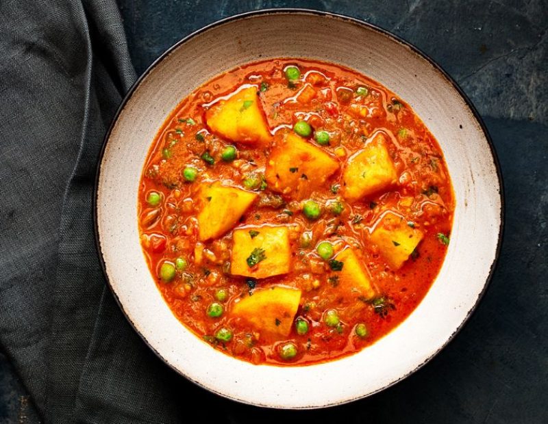 Aloo matar (curry indiano di patate e piselli)