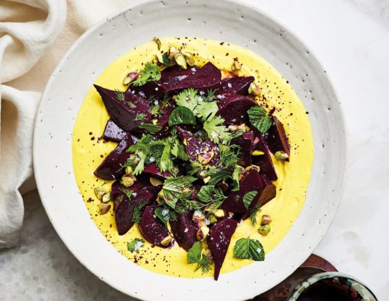 Barbabietole arrosto al vino rosso con salsa allo yogurt e tahina