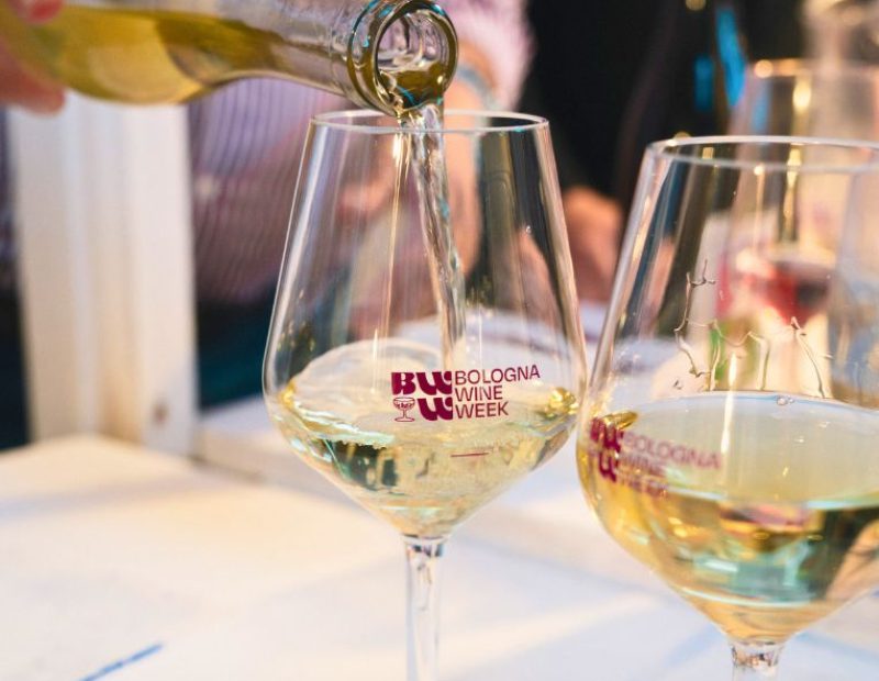 Dal 5 all'11 maggio la città delle due torri ospita un evento del vino diffuso per il suo centro