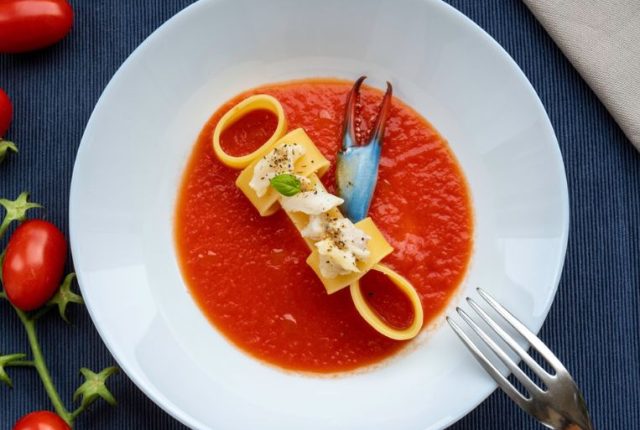 Calamarata con salsa di pomodoro e granchio blu.