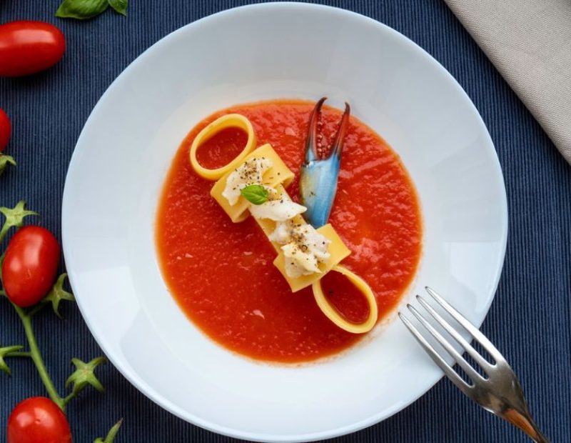 Calamarata con salsa di pomodoro e granchio blu.