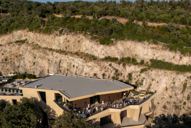 La nuova cantina scavata nella roccia vulcanica