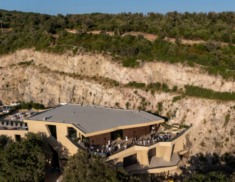 La nuova cantina scavata nella roccia vulcanica