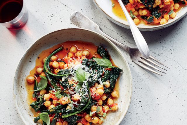 Ceci con cavolo nero e pomodoro (ph Constantine Poulos)