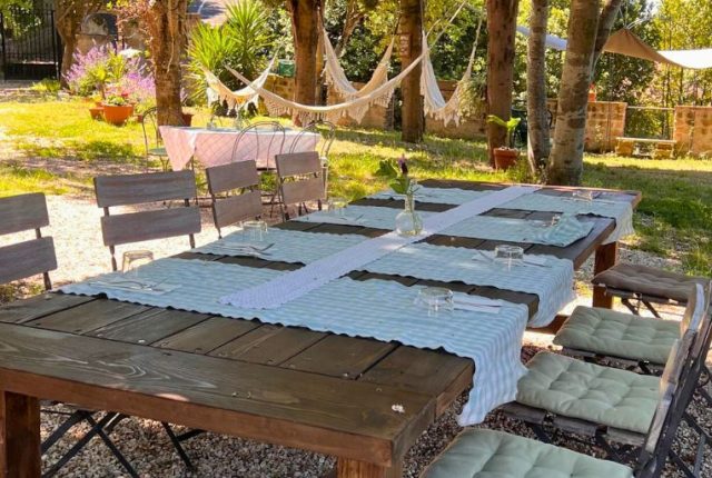 uno dei tavoli all'aperto di Convivio Vegetariano