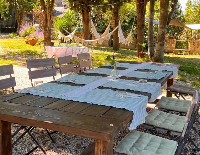 uno dei tavoli all'aperto di Convivio Vegetariano
