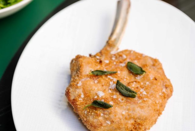 Cotoletta di vitello alla milanese con misticanza e pomodorini