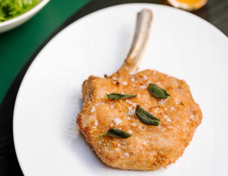 Cotoletta di vitello alla milanese con misticanza e pomodorini