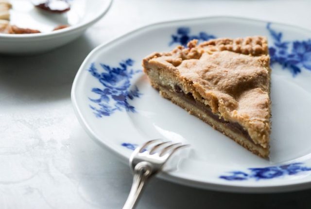 Crostata di frolla con confettura di albicocche