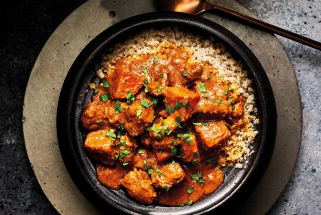 Curry di mafé con agnello, patate dolci e cocco