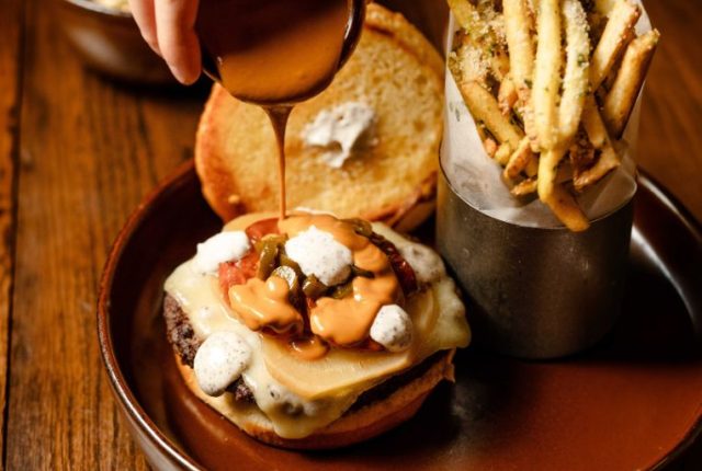 Da Tzuco a Chicago, la raffinata cucina franco-messicana della cena affianca una proposta di brunch informale, come il burger con rape gialle sottaceto, peperoncino serrano e tartufo