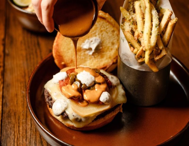 Da Tzuco a Chicago, la raffinata cucina franco-messicana della cena affianca una proposta di brunch informale, come il burger con rape gialle sottaceto, peperoncino serrano e tartufo