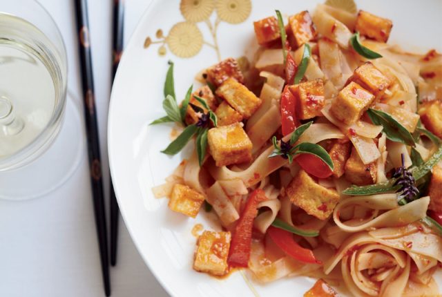 Drunken noodles con tofu e peperoni (ph Con Poulos)